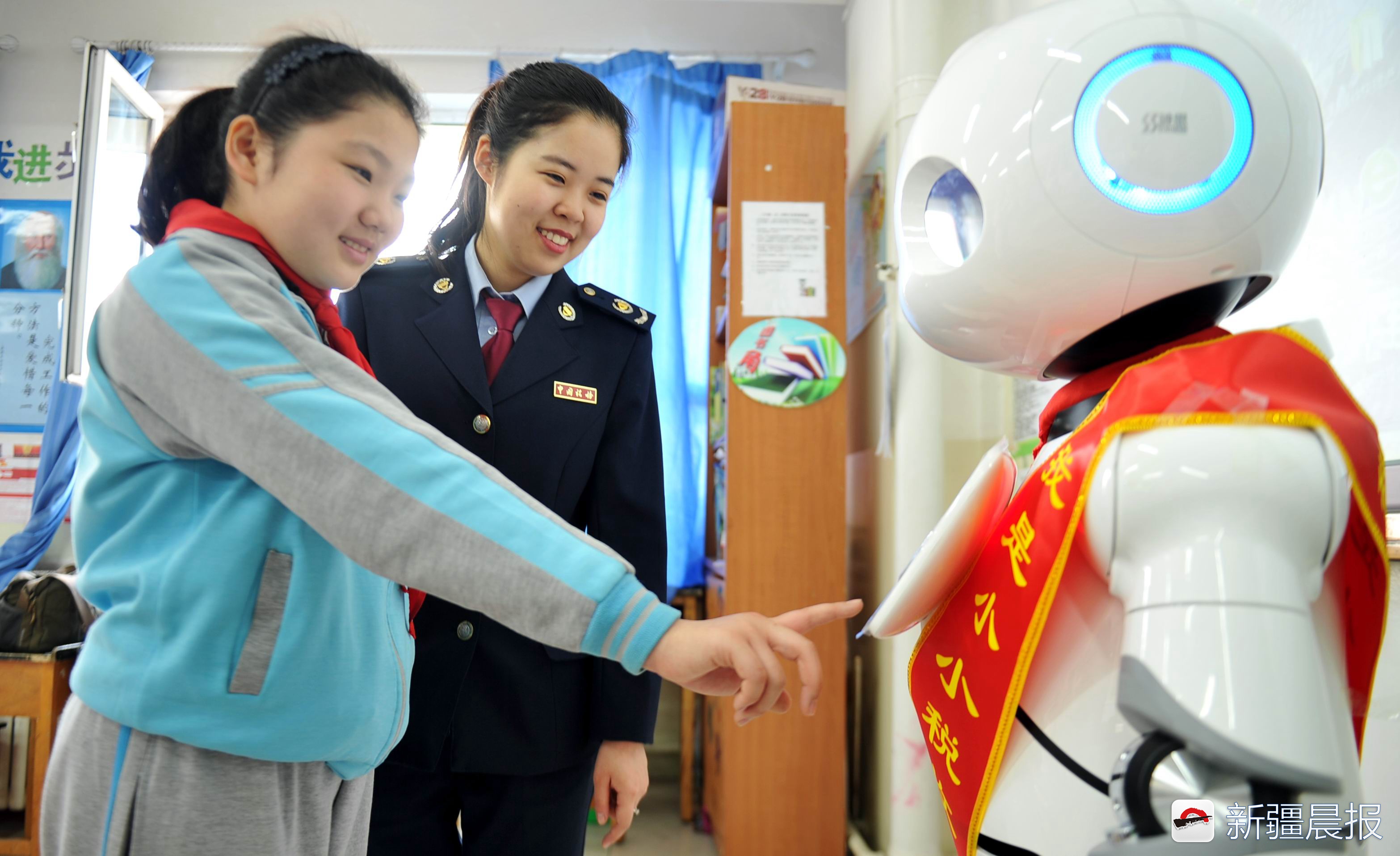 新疆首個(gè)稅務(wù)智能機(jī)器人進(jìn)校園，“稅”識(shí)淵博，還會(huì)跳舞